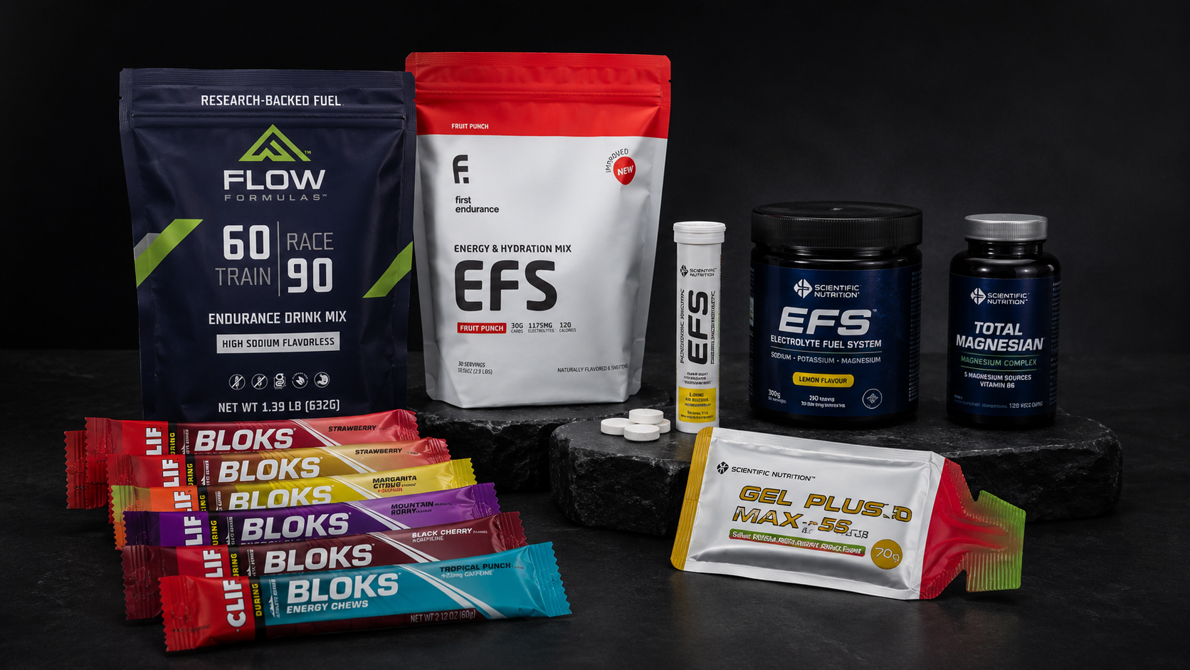 Concepto de nutrición deportiva con geles y productos energéticos sobre fondo blanco